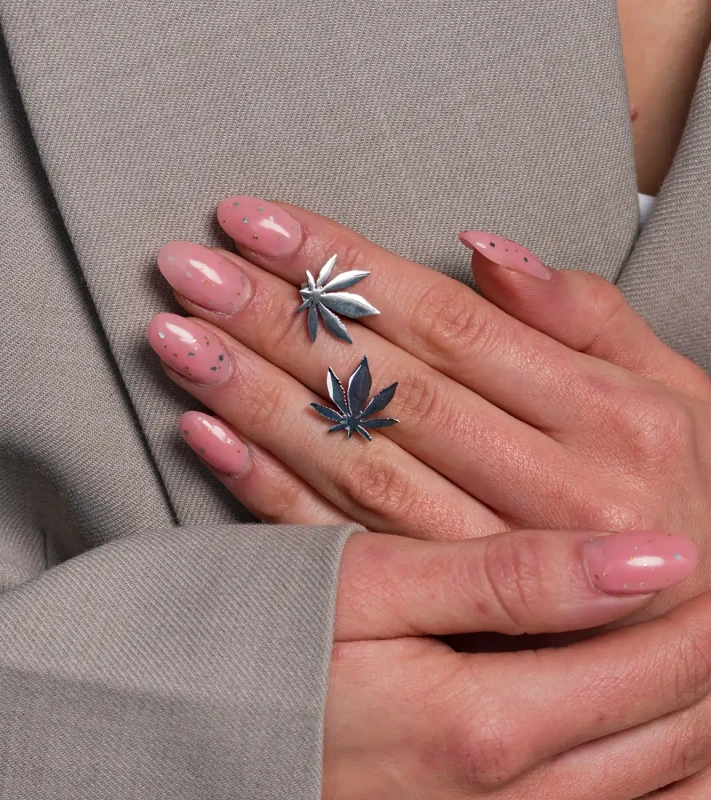 Kolczyki damskie wiszące perły kwiaty złote srebrne1.webp