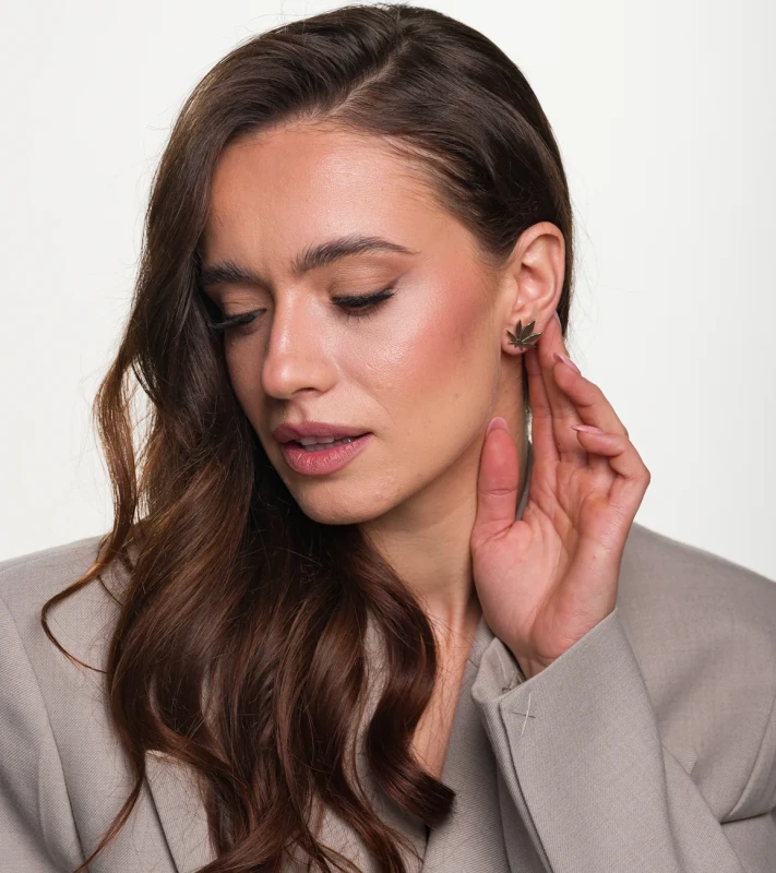 Kolczyki damskie wiszące perły kwiaty złote srebrne3.webp